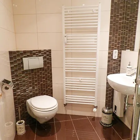 Mrs. Gold & Mr. 1 Bréma