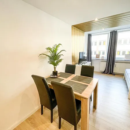 Mrs. Gold & Mr. 1 Bréma