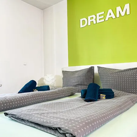 Mrs. Gold & Mr. 1 Apartment *